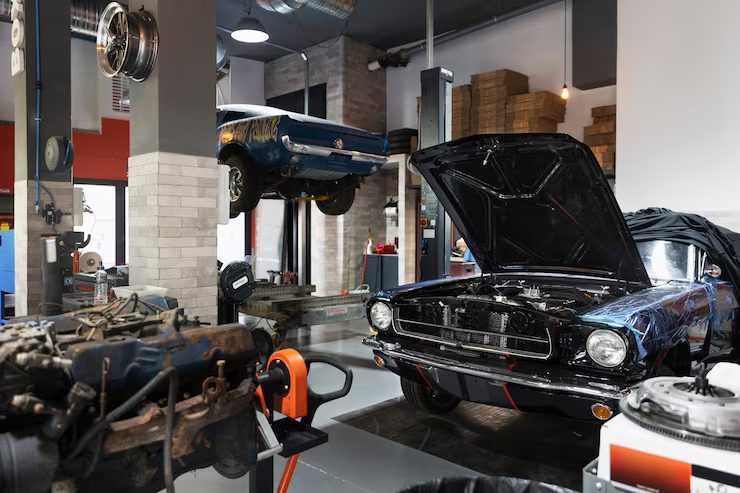 Autowerkstatt mit Fahrzeugen auf der Hebebühne – NordPixel Website für Autogaragen